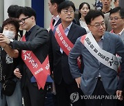 시민과 사진 찍는 한동훈 대표