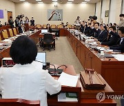 '방심위 압수수색' 긴급 현안질의...여당 불참