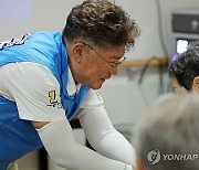 유권자와 인사하는 민주당 장세일 후보