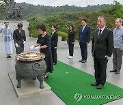 추석 앞두고 국립서울현충원 찾은 강정애 장관