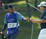 [mhn포토] 김민규 '달고나 같은 버디 하고~'