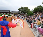 "색동 한복입고 딱지치고"…서울 곳곳 '추석 연휴' 축제 '풍성'