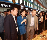 오영주 장관 "전통시장 지원, 입지·상인 연령·디지털화 수준 고려해야"