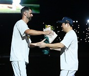 [포토] 양의지 축하 받는 니퍼트, 뜨거운 포옹