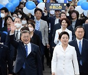 문재인 전 대통령 "팍팍한 살림에 의료 대란까지…힘내길"