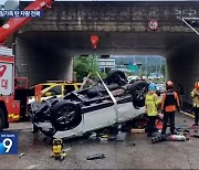 빗길 교통사고로 일가족 탄 차량 전복…1명 사망