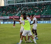 ‘오스마르 극장골’ 서울 이랜드 FC, 충북청주에 2-1 역전승…2위 도약