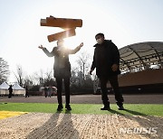 명절 연휴에 돈 걸고 윷놀이, '도박일까 아닐까'