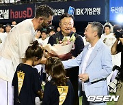 니퍼트 은퇴식 축하해주는 박정원 구단주 [사진]