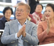 “폭염은 가을을 막지 못해”… 문 전 대통령, 추석인사로 정권 겨냥?