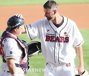 [포토] 니퍼트 '양의지, 최강야구 보고 있지?'