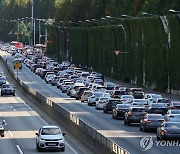 '민족 대이동' 추석 연휴 첫날, 북적이는 고속도로