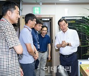 [포토]추석 연휴 근무자 찾은 이재준 수원특례시장