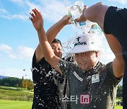 [포토] 함정우 '최종 우승 확정하며 축하세례'