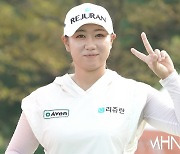 [mhn포토] 강채연, 우승 경쟁하는 승리의 브이