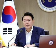 윤 대통령 "제복입은 영웅들, 정당한 보상 통해 뒷바라지"