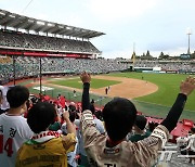 프로야구 천만 관중 시대로