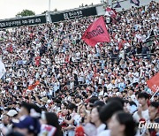 1002만 758명! "야구 아이돌→여성팬 대세" 가을 무더위 비켜! 프로야구 역사상 첫 1000만 관중 돌파…4G+7만7084명 '함성' [공식발표]