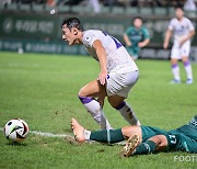 [포토] 태클 피하는 김동진