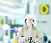 송혜교 공항 패션, 크롭 블루종에 소프트백 매치…미리 보는 가을 유행