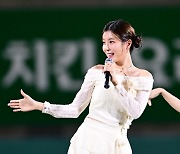 장혜리, 화사한 축구장 무대[포토엔HD]