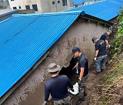 울릉도 집중호우 피해 민가 찾아 정비하는 해군