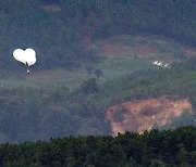 민족의 명절에도…북한, 밤새 쓰레기 풍선 50개 날려