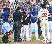 한화 한승혁, 롯데 윤동희 강습 타구에 머리 맞고 교체..."인근 병원에서 CT 검진 예정" [오!쎈 부산]