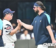 한화전 16-9 대승 기쁨 나누는 윌커슨과 김태형 감독 [사진]