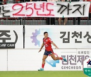 [K리그1 30R] ‘이동준 입대 후 첫 골’ 김천, ‘최하위’ 인천 2-0 제압... 3위 도약