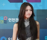 [포토] ITZY 유나, 콘서트 앞두고 긴장한 모습