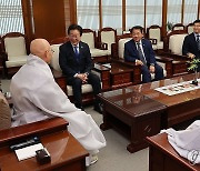 이재명 "종교계, 의료문제 중재 나서달라" 진우스님 "노력하겠다"