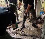 울릉도 피해복구 작업하는 해군 장병들