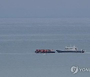 영국 해협서 또 이주민 보트 전복…8명 사망(종합)