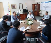 [포토]추석연휴 비상진료에 따른 애로사항 청취하는 이상민 장관