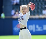 [포토] 서현숙 치어리더 '오늘은 제가 시구합니다'