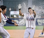 [포토] 정수빈 '연장 10회 짜릿한 끝내기 희생플라이'