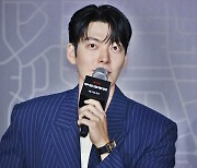 김우빈 “암 진단 당시 짧으면 6개월 산다고...너무 무서웠다”