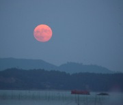 추석엔 전국 곳곳 소나기… 구름 사이 보름달 보일 듯