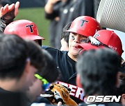 이우성 때리는 김도영, '지금이 기회야' [사진]