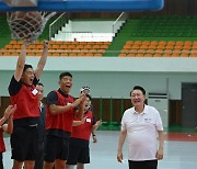 尹대통령, 세계 각국 전투식량 직접 사서 맛 봐…"군에 대한 애정"