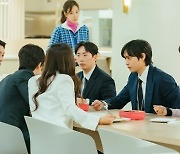 신민아♥김영대, '주 52시간' 사내 부부 연기…구내식당行 '불안한 기운' (손해보기싫어서)