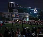 서울광장에 뜬 LED 보름달