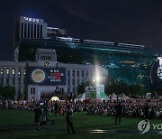 서울광장에 뜬 LED 보름달