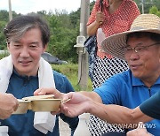 곡성 월세살이 조국 대표, 막걸리 한 잔