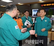 [포토]이상민 행안부 장관, 119구급상황센터 점검