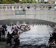 무더운 가을 '청계천 아래에서'