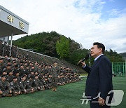 장병들 격려하는 윤석열 대통령