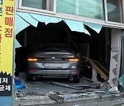 50대가 몰던 BMW 한의원 돌진해 3명 부상..'급발진' 주장