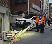 서울 창신동 골목서 SUV가 통신주 들이받아 넘어져